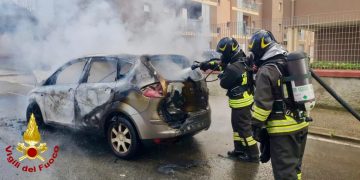 Auto in marcia prende fuoco: intervento dei Vigili al Lavoro a Sassari
