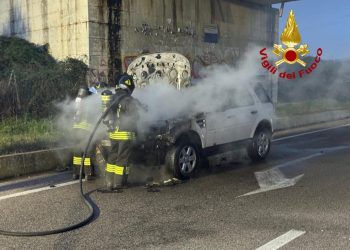 Paura a Olbia, auto in marcia prende fuoco
