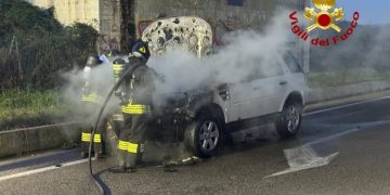 Paura a Olbia, auto in marcia prende fuoco