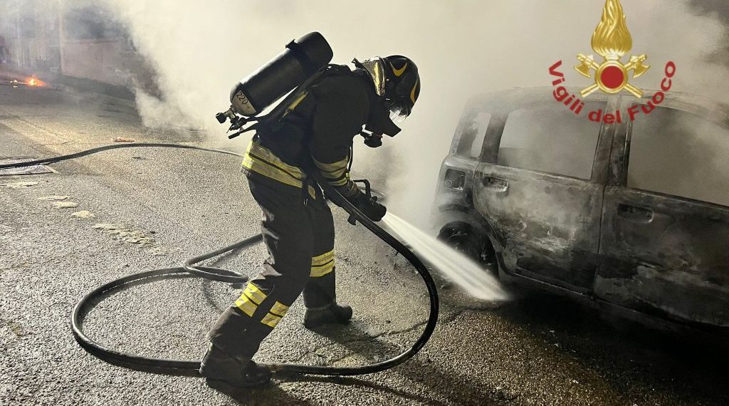 Paura a Pirri, auto in fiamme: danneggiate altre due auto