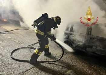 Paura a Pirri, auto in fiamme: danneggiate altre due auto