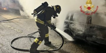 Paura a Pirri, auto in fiamme: danneggiate altre due auto