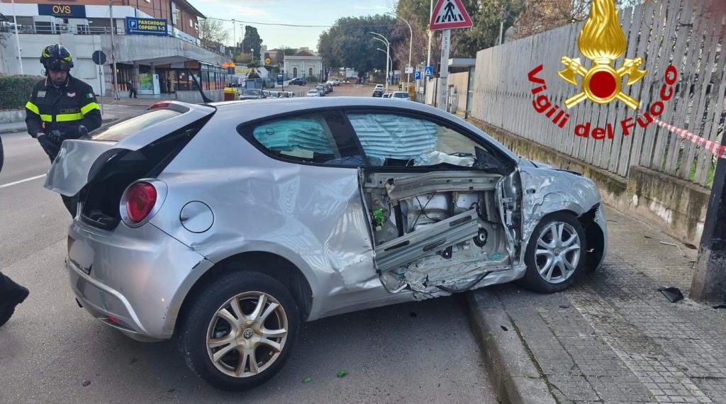 Sassari, in auto finisce la corsa contro un palo: due feriti