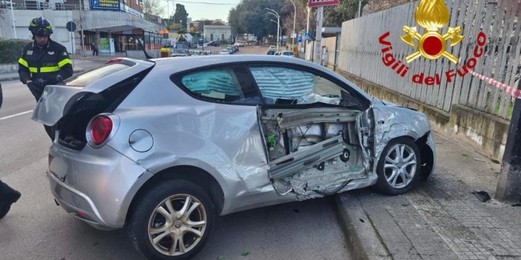 Sassari, in auto finisce la corsa contro un palo: due feriti