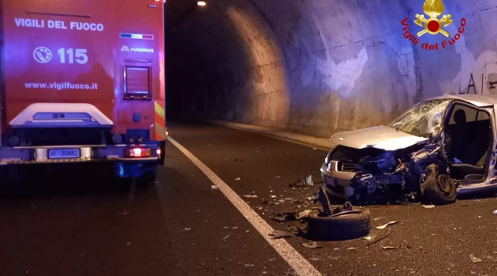 Frontale nella galleria di Siapiccia: uomo incastrato tra le lamiere