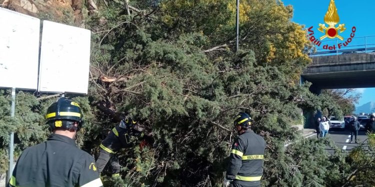 Maltempo, smottamento a Nuoro: in azione i Vigili del Fuoco