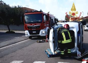 Paura a Uta, si ribalta con l’auto: donna estratta dalle lamiere