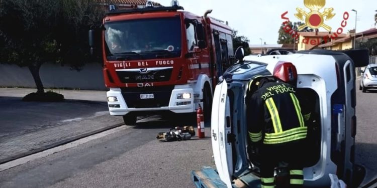 Paura a Uta, si ribalta con l’auto: donna estratta dalle lamiere