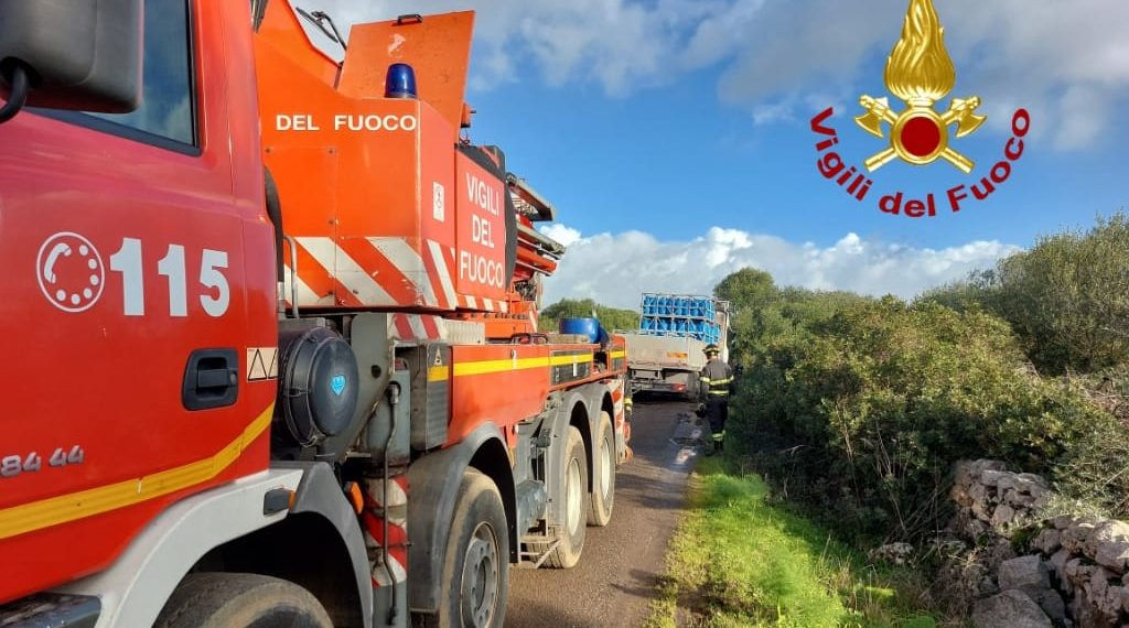 Mezzo pesante con bombole GPL fuori dalla sede stradale