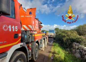 Mezzo pesante con bombole GPL fuori dalla sede stradale