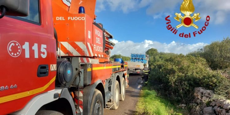 Mezzo pesante con bombole GPL fuori dalla sede stradale