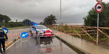 Mareggiata violenta su Alghero, chiusa la litoranea sino al centro città