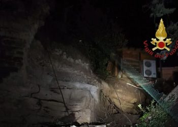 Maltempo: frana costone su una palazzina, un morto e 2 feriti