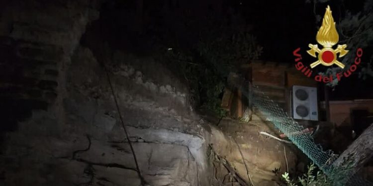 Maltempo: frana costone su una palazzina, un morto e 2 feriti