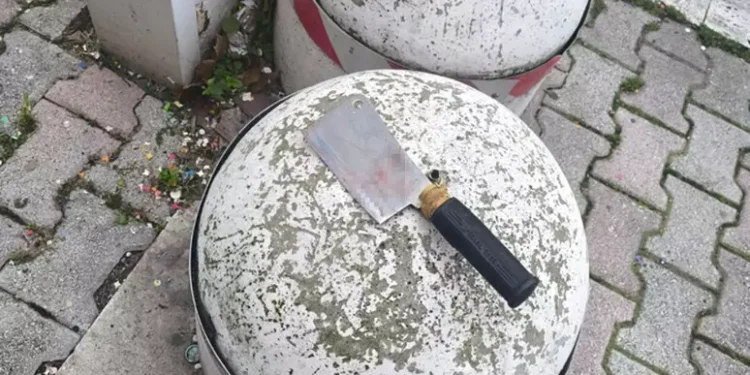 Aggredita a colpi di mannaia dal suocero in strada, grave una donna