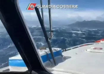 Barca affondata in Sardegna, riprese le ricerche dei due pescatori morti