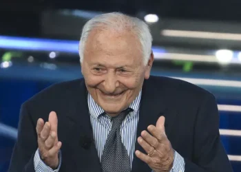 A Mogol il premio alla carriera, standing ovation all’Ariston