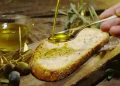 ‘Olio extravergine su podio simboli cucina Italia, medaglia bronzo dopo pasta e pizza’