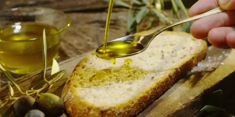 ‘Olio extravergine su podio simboli cucina Italia, medaglia bronzo dopo pasta e pizza’