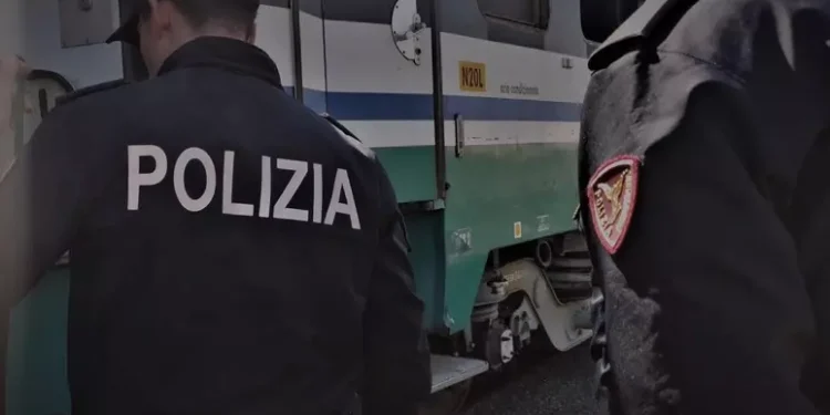 Ha le cuffie e non sente l’arrivo del treno, diciassettenne muore