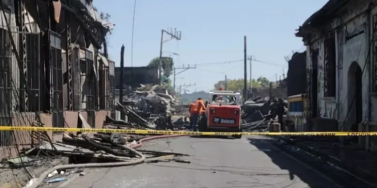 San Salvador, un incendio devasta il centro storico: 5 morti