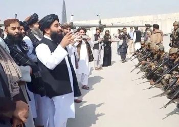 Il Pakistan bombarda Kabul: “Guerra aperta ai talebani”