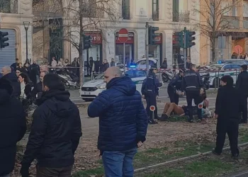 Deraglia un tram a Milano e investe alcune persone: un morto