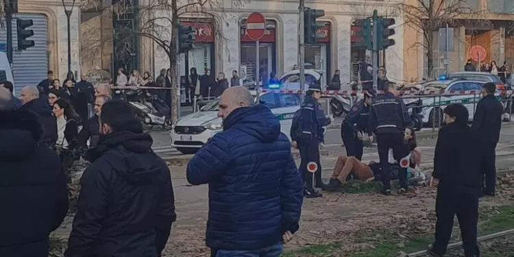 Deraglia un tram a Milano e investe alcune persone: un morto