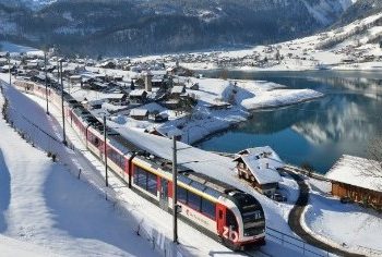 Un treno deraglia nel Cantone del Vallese, le Ferrovie svizzere: “La causa è una valanga”, diversi i feriti