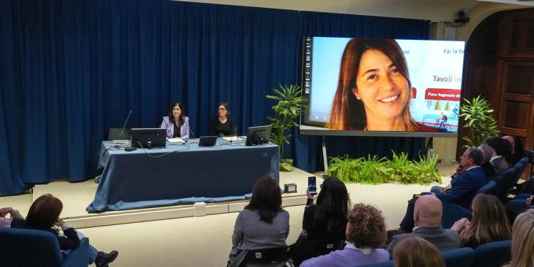 La Todde alla cerimonia di intitolazione della sala anfiteatro dell’assessorato della Sanità a Paola Pau