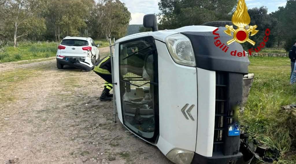 Marrubiu, furgone contro auto: cinque feriti