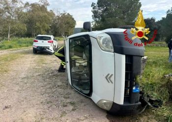 Marrubiu, furgone contro auto: cinque feriti