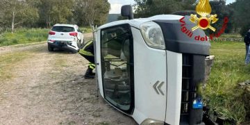 Marrubiu, furgone contro auto: cinque feriti