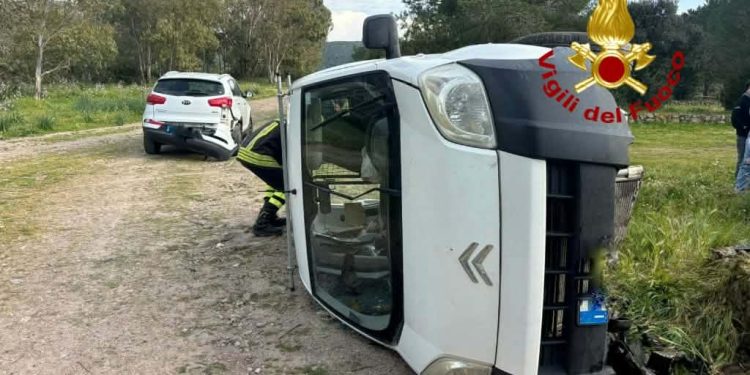 Marrubiu, furgone contro auto: cinque feriti