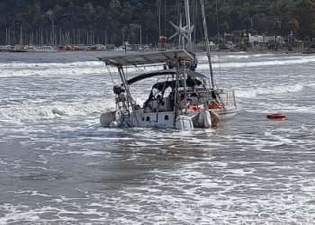 Maltempo, barca a vela arenata al Poetto