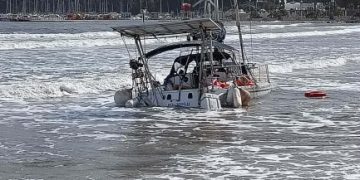Maltempo, barca a vela arenata al Poetto