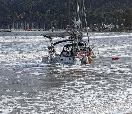 Maltempo, barca a vela arenata al Poetto