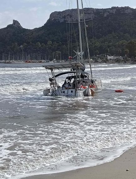 Maltempo, barca a vela arenata al Poetto
