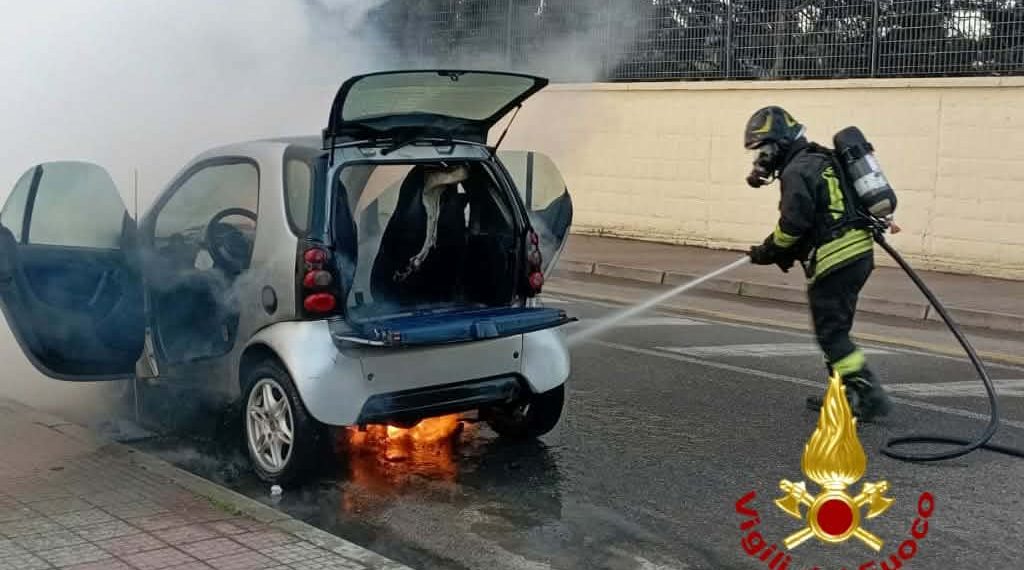 Paura a Cagliari, Smart prende fuoco durante la marcia: in azione i Vigili del Fuoco
