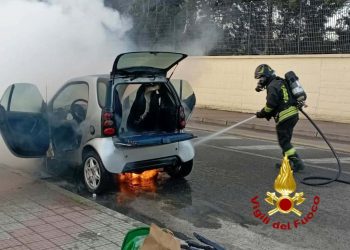 Paura a Cagliari, Smart prende fuoco durante la marcia: in azione i Vigili del Fuoco