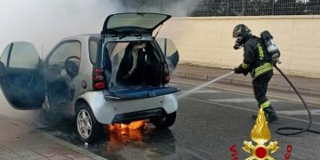 Paura a Cagliari, Smart prende fuoco durante la marcia: in azione i Vigili del Fuoco