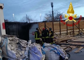 In fiamme container a Porto Torres, in azione i Vigili del Fuoco