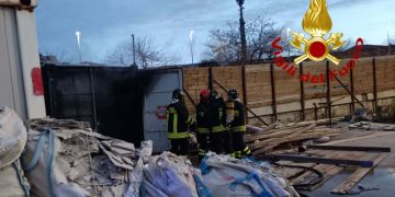In fiamme container a Porto Torres, in azione i Vigili del Fuoco