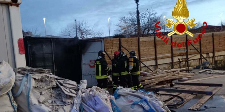 In fiamme container a Porto Torres, in azione i Vigili del Fuoco