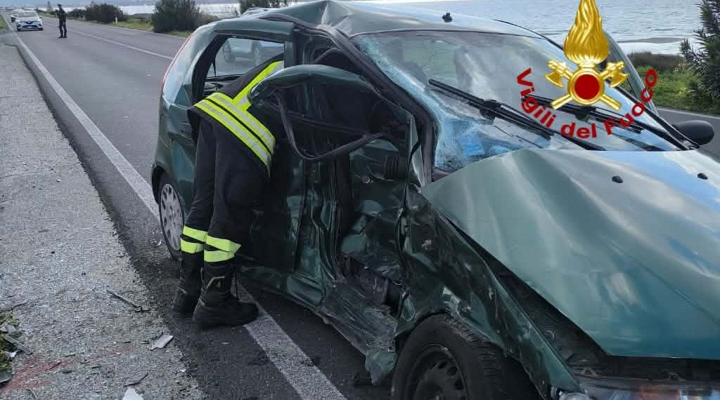 Grave incidente a Sant’Antioco: schianto tra due auto sulla 126: quattro feriti di cui due gravi