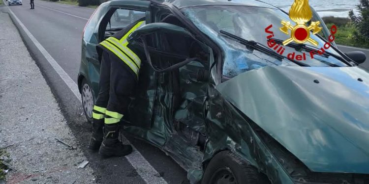 Grave incidente a Sant’Antioco: schianto tra due auto sulla 126: quattro feriti di cui due gravi