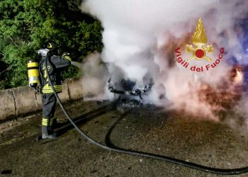 Oristano, auto prende fuoco mentre era in movimento