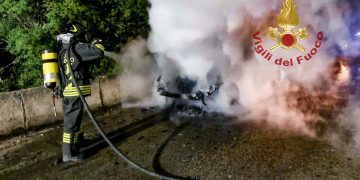 Oristano, auto prende fuoco mentre era in movimento