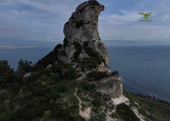 Sella del Diavolo: il Corpo Forestale e il Soccorso Alpino rimuovono cordame pericoloso dalla parete del promontorio