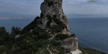Sella del Diavolo: il Corpo Forestale e il Soccorso Alpino rimuovono cordame pericoloso dalla parete del promontorio
